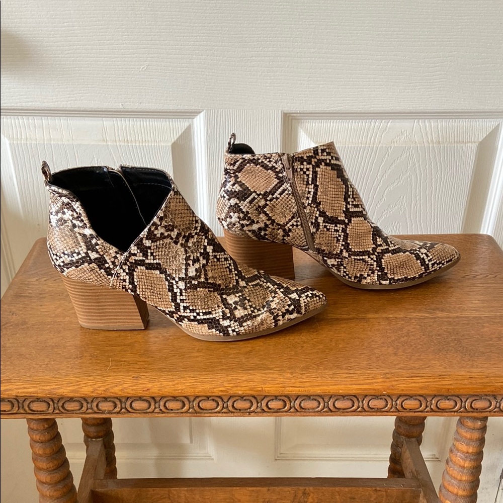 Snake skin zippered block heel booties Qupid size 10